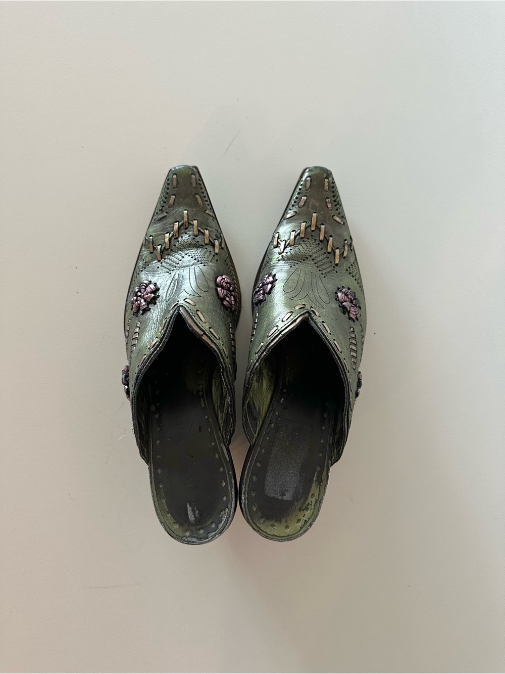 Vintage Y2K BCBGirls Metallic Green Leather Boho Western Mules Cowboy 7
l. - Picture 4 of 7